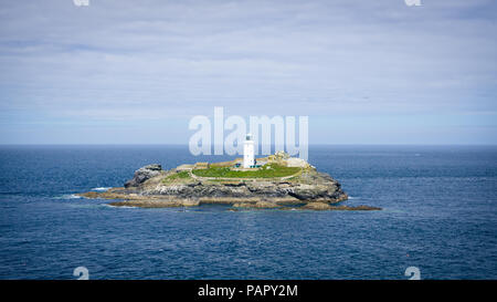 Le phare de Godrevy assis sur une île au milieu du vaste océan bleu Banque D'Images