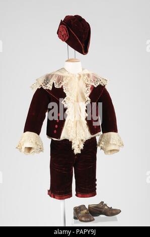 Ensemble. Culture : L'Américain. Date : 1885. Le Petit Lord Fauntleroy est un style pour une tenue vestimentaire du garçon parmi les privilégiés. La chemise dans cet ensemble est particulièrement remarquable, fait de soie fine avec une abondance de bien-faits machine dentelle volants. La chemise a été cousu de manière à maintenir l'effet blouson de l'enfant indépendamment de mouvements. Musée : Metropolitan Museum of Art, New York, USA. Banque D'Images