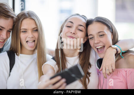 Heureux ceux en d'une école en selfies Banque D'Images