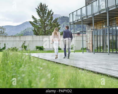 Business people walking outside office building Banque D'Images