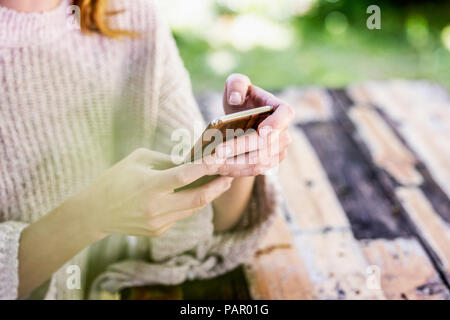 Woman's hands text messaging Banque D'Images