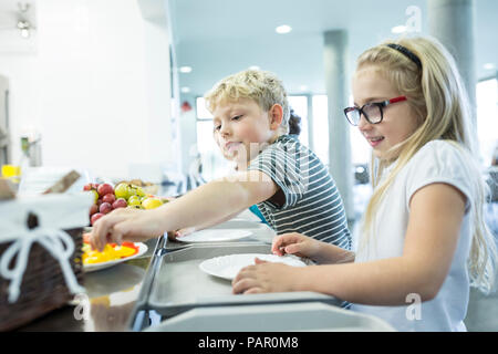 Les élèves à l'encontre de cantine scolaire Banque D'Images