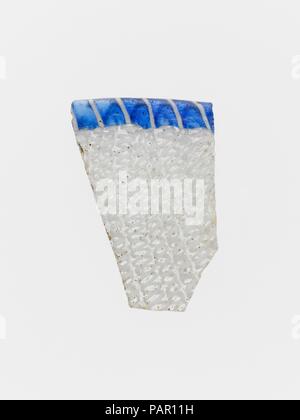 Fragment de verre mosaïque de réseau. Culture : Roman. Dimensions : hors tout : 1 1/2 x 1 in. (3,8 x 2,5 cm). Date : fin du 1er siècle avant J.-C.-début 1er siècle de notre ère. Une partie de la jante d'un bol. Musée : Metropolitan Museum of Art, New York, USA. Banque D'Images