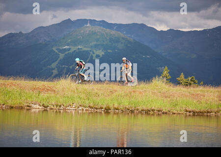 Autriche, Tyrol, hommes et femmes mountainbiker Banque D'Images