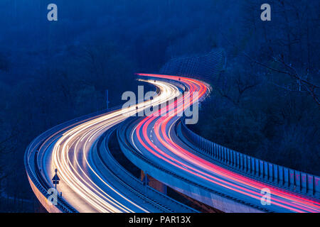 Allemagne, Stuttgart, Heslach, light trails sur Bundesstraße 14 dans la soirée Banque D'Images