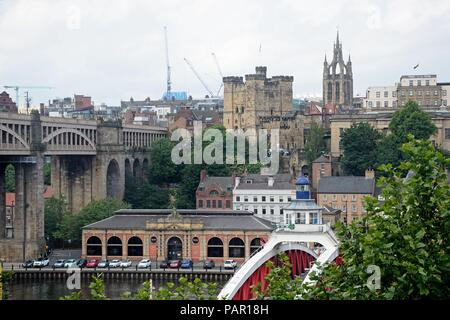 Vue sur la Tyne à Newcastle upon Tyne avec son château et cathédrale Saint-Nicolas sur l'horizon et le High Level Bridge à Banque D'Images