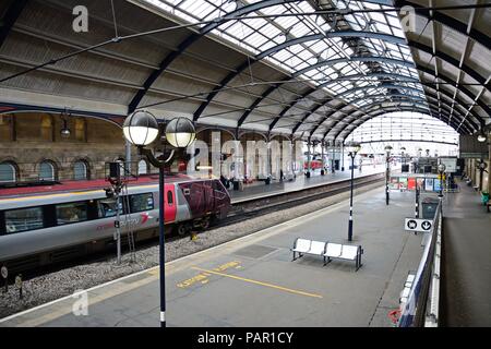 Les passagers qui attendent sur le quai de la gare dans la gare centrale de Newcastle, Newcastle-upon-Tyne, Tyne et Wear, Angleterre, Royaume-Uni, Europe de l'Ouest. Banque D'Images