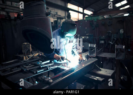 Soudure soudeur dans une usine de métal Banque D'Images