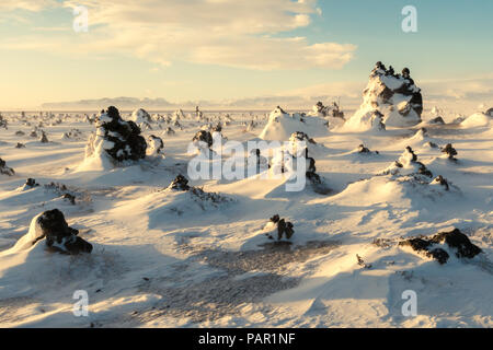 Le champ de lave est éclairé par le soleil, il tombe sur Laufskálavarða, dans le sud de l'Islande Banque D'Images