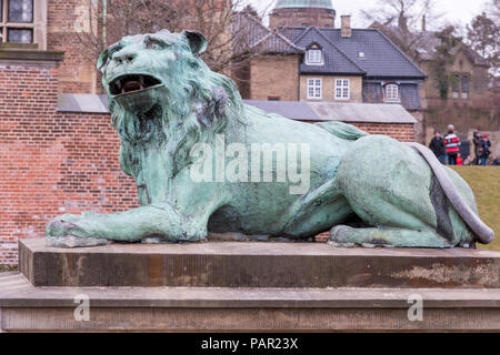 La statue d'un lion, qui garde le pont sur les douves menant au château de Rosenborg Banque D'Images