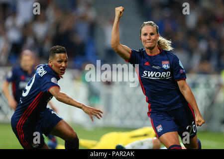Kiev, UKRAINE - le 24 mai 2018 : Amandine Henry célèbre but marqué avec Shanice van de Sanden. L'UEFA Women's Champions League Wolfsburg-Lyon Banque D'Images