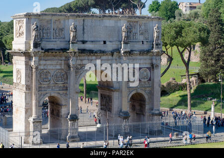 Usine de touristes autour de l'Arc de Constantin comme vu à partir d'un point de vue dans le Colisée tôt un matin de printemps Banque D'Images