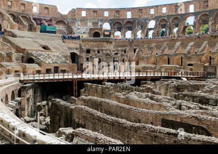 Des foules de touristes ligne les murs du Colisée à Rome au-dessus de la section du stade reconstruit Banque D'Images