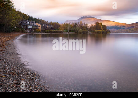 Ben Lomond capture de certains absolument superbe lumière, comme vu de la berge à Chiddingfold juste après le magnifique arc-en-ciel dans une fracture dans les nuages et la pluie sur Banque D'Images