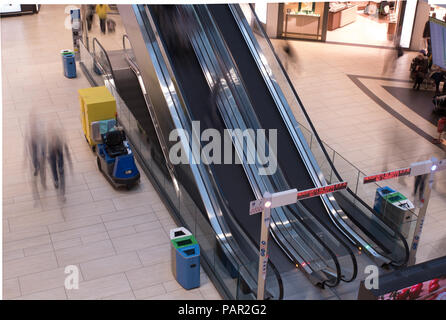 Une longue exposition photo de deux escaliers mécaniques au terminal de l'aéroport Rome lounge avec des membres du public zipping passé allant à et de leurs vols Banque D'Images