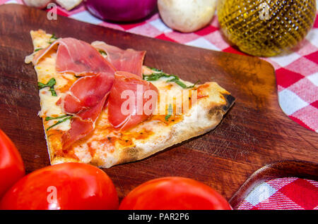 Pizza artisanale sur une plaque de bois Banque D'Images