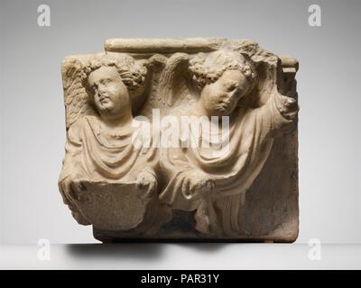 Corbel avec des bustes d'Anges. Culture : l'italien. Dimensions : hors tout : 14 1/4 x 20 x 19 in. (36,2 x 50,8 x 48,3 cm). Date : 1430-1440. Musée : Metropolitan Museum of Art, New York, USA. Banque D'Images