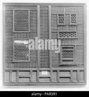 Écran moucharabieh contemporain. Dimensions : H. 72 in. (182,9 cm) W. 72 en. (182,9 cm) D. 2. (5,1 cm). Date : 15ème-16ème siècle. C'est l'écran de travail de réseau révèle un moucharabieh contemporain de décision technique, le maymoun, signifiant "béni.' d'autres sortes de moucharabieh contemporain de décisions techniques sont également disponibles, tels que l'salibi, ou en forme d'une croix, technique. Musée : Metropolitan Museum of Art, New York, USA. Banque D'Images