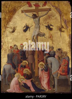 La Crucifixion. Artiste : Fra Angelico (Guido di Pietro (Italien), Vicchio di Mugello ca. Rome 1395-1455). Dimensions : 25 1/8 x 19 in. (63,8 x 48,3 cm). Date : ca. 1420-23. Ces premiers travaux de Fra Angelico accentue le drame de la Crucifixion en montrant la Vierge s'est effondré dans la douleur avec les Maries et soulignant l'lamenter diverses attitudes des soldats romains et leurs chevaux. Il y a une délicatesse exquise sur ce travail que Fra Angelico va se développer dans ses peintures à maturité. La composition circulaire innovante a été inspiré par les portes en bronze créé par Lorenzo Ghiberti, pour le BAP Banque D'Images