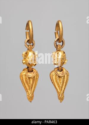 Earring (un d'une paire). Culture : la Corée. Dimensions : L. 3 1/8 in. (7.9Cm). Date : 6ème siècle. D'oreilles en or étaient portées par les hommes et les femmes de la Silla et Gaya et élite sont de la forme la plus courante de bijoux trouvés dans des tombes. Techniques d'orfèvre sur l'affichage ici vont du simple martelage à la méthode plus complexe de la granulation, dans lesquels de minuscules perles d'or ont adhéré à la surface pour créer des motifs complexes. Musée : Metropolitan Museum of Art, New York, USA. Banque D'Images