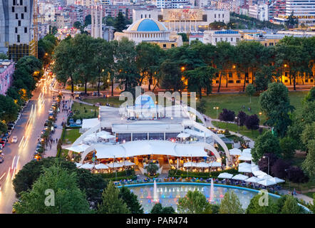 L'Albanie, Tirana, café Taiwan dans Parc Rinia, cathédrale de la résurrection à l'arrière-plan Banque D'Images