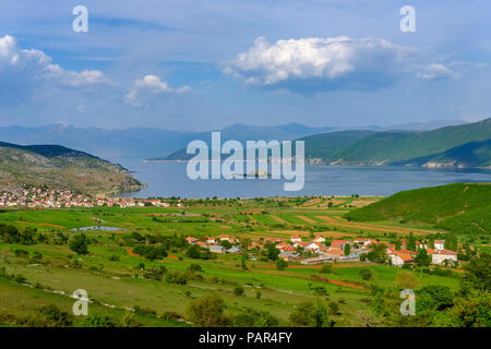 L'Albanie, le Parc National de Prespa, le lac Prespa avec Maligrad Island et les villages et Lejthize Liqenas, la Grèce et la Macédoine à l'arrière-plan Banque D'Images