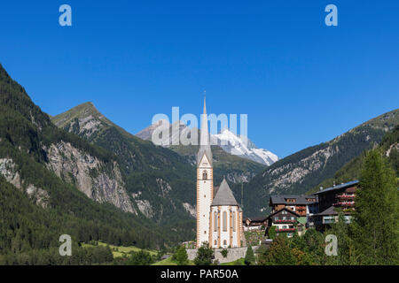 L'Autriche, la Carinthie, Heiligenblut am Grossglockner, le Parc National du Hohe Tauern, l'église paroissiale en face de Grossglockner Banque D'Images