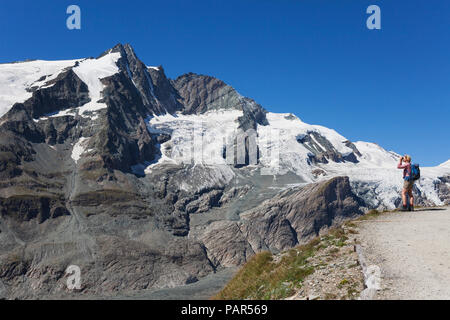 L'Autriche, la Carinthie, female hiker regarder avec des jumelles, pic Grossglockner Haut Tauern National Park Banque D'Images