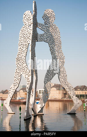 L'homme molécule 30m sculpture, conçu par l'artiste américain Jonathan Borofsky, sur la rivière Spree, Berlin, Allemagne, en face de l'Treptowers Banque D'Images