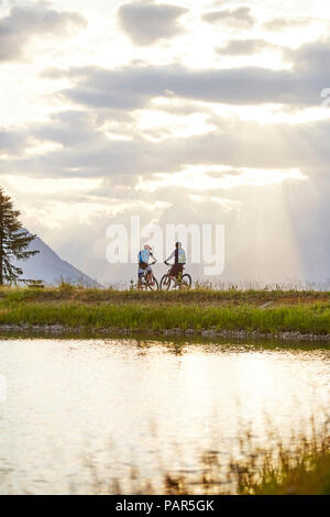 Autriche, Tyrol, vététistes dans la lumière du soir Banque D'Images