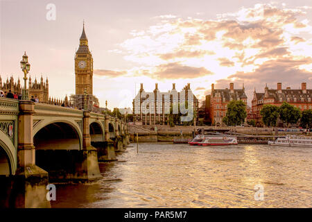 Big Ben, la célèbre horloge de la tour de Londres,uk, photographié pendant la golden hour sur soirée d'été à partir de la rive sud de la rivière Thames.Coucher de soleil sur la Tamise. Banque D'Images