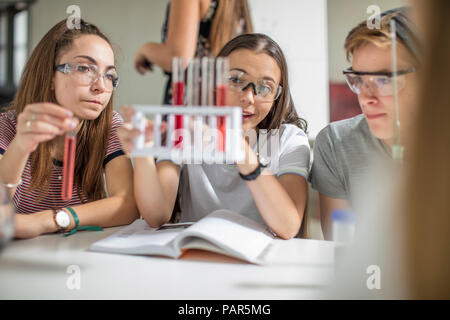 Les élèves en classe de sciences, l'expérimentation avec des tubes à essai Banque D'Images