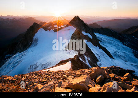 Autriche, Tyrol, Alpes de Zillertal, vue depuis les montagnes de glace, Reichenspitze au coucher du soleil, Wildgerlos Valley, Parc National du Haut Tauern Banque D'Images