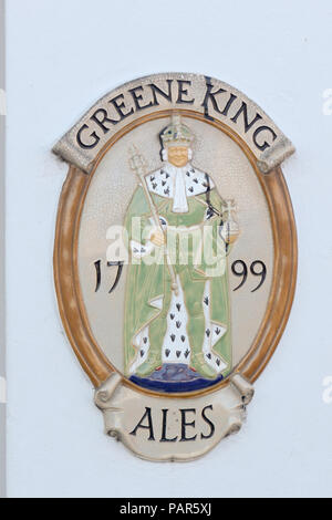 Greene King Ales signe d'argile sur mur à l'extérieur de public house à Bedford, Angleterre Banque D'Images