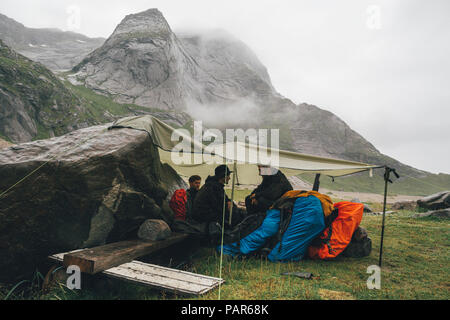 La Norvège, les îles Lofoten, Moskenesoy, jeunes hommes au camping plage Bunes Banque D'Images