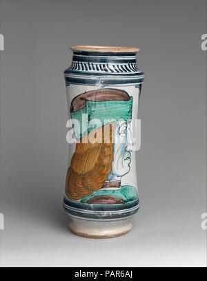 Pharmacie (jar albarello). Culture : l'italien, probablement Naples ou environs. Dimensions : hors tout (confirmé) : 12 × 5 × 13/16 5/8 5 5/8 in. (32,5 × 14,3 × 14,3 cm). Date : ca. 1475-1500. Bustes masculins de profil--un jeune, l'un--maturité figurent sur la première de ces deux albarelli (voir aussi 46,85.14), tandis que les dos sont peints avec un gracieux floriated design. Compte tenu de leur étroite ressemblance, il semble probable que les pots appartenait à un seul ensemble de la pharmacie, ce qui pourrait être à l'origine inclus des dizaines, voire des centaines, de navires. En l'absence d'étiquettes, l'autre physiognomies pourrait aider la merch Banque D'Images