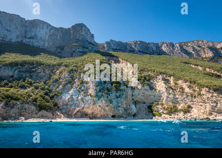 Cala coloré die Gabbiani Beach sur l'île italienne de Sardaigne vu de station Banque D'Images