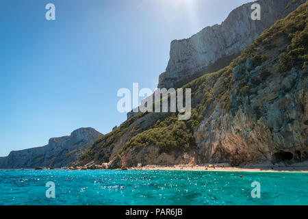 Cala coloré die Gabbiani Beach sur l'île italienne de Sardaigne vu de station Banque D'Images