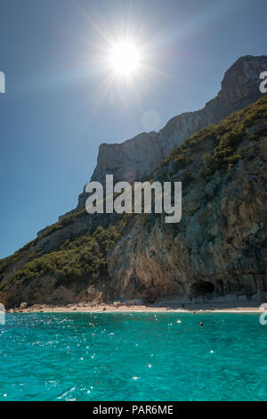 Cala coloré die Gabbiani Beach sur l'île italienne de Sardaigne vu de station Banque D'Images