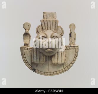 Mobilier ajouré plaque avec la tête d'un félin. Culture : l'assyrien. Dimensions : 2,09 x 1,89 x 0,94 in. (5,31 x 4,8 x 2,39 cm). Date : ca. 9ème-8ème siècle avant J.-C.. Trouvé dans un cellier à Fort Shalmaneser, un bâtiment royal à Nimrud utilisée pour stocker booty et hommage recueillies par les Assyriens en campagne militaire, cette pièce illustre la face frontale d'un félin portant un collier de perles wesekh large flanquée de deux rising sun-disc (uraei couronnés, mythique serpents cracheur de feu). Cette image est tirée de l'art égyptien, où le chef d'un félin peut représenter à la fois Bastet, la déesse Banque D'Images