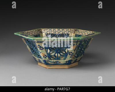 Grand bol avec Plum Blossoms et chanvre ajouré de feuilles. Culture : le Japon. Dimensions : diam. En 13. (33 cm). Date : le 18e siècle. Musée : Metropolitan Museum of Art, New York, USA. Banque D'Images