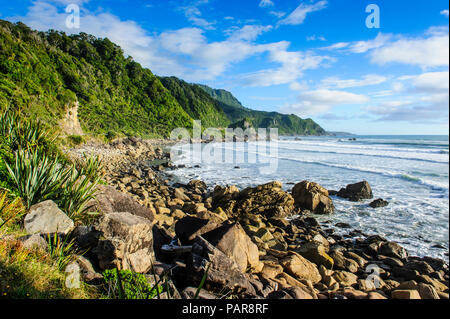 La côte ouest intacte entre Greymouth et Westport, île du Sud, Nouvelle-Zélande Banque D'Images