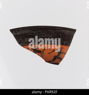 Fragment d'un kylix : band-cup (coupe d'alcool). Culture : le grec, le grenier. Dimensions : hors tout : 1 3/4 x 3 en 15-16. (4,5 x 10cm). Date : ca. 540 (C.-B.). Parties de deux jeunes fonctionnant à pleine vitesse ; une a chlamys drapé sur le bras. Musée : Metropolitan Museum of Art, New York, USA. Banque D'Images