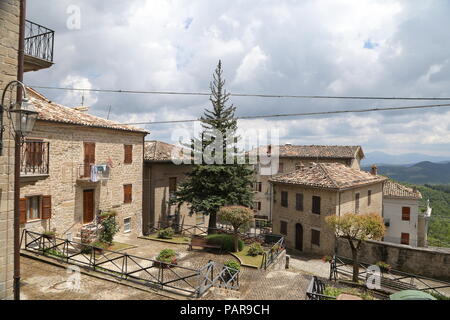 Aperçu de ce beau pays de Montemonaco, Ascoli Piceno Banque D'Images