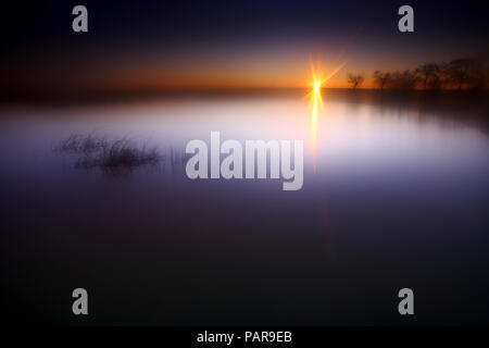 L'Espagne, Castilla y Leon, Province de Zamora, Reserva Natural de Lagunas de Villafafila, lac au coucher du soleil Banque D'Images