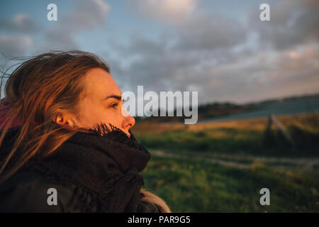 France, Bretagne, Landeda, woman in rural landscape at Dusk Banque D'Images