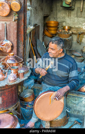 Chaudronnier sur cuivre au travail, marché, place Seffarine, Fes el Bali, FES, Maroc Banque D'Images