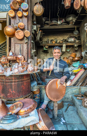 Chaudronnier sur cuivre au travail, marché, place Seffarine, Fes el Bali, FES, Maroc Banque D'Images