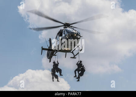 L'unité spéciale de la police dans l'exercice avec l'hélicoptère, l'équipe de sauvetage au large de cordes, Lucerne, Suisse Banque D'Images