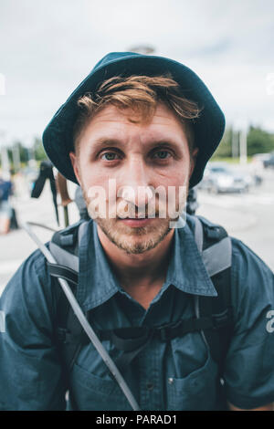 Portrait de backpacker avec chapeau, voyager dans les îles Lofoten Banque D'Images